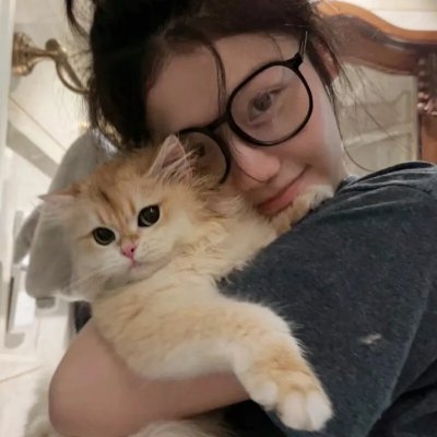 穿黄睡衣的女孩